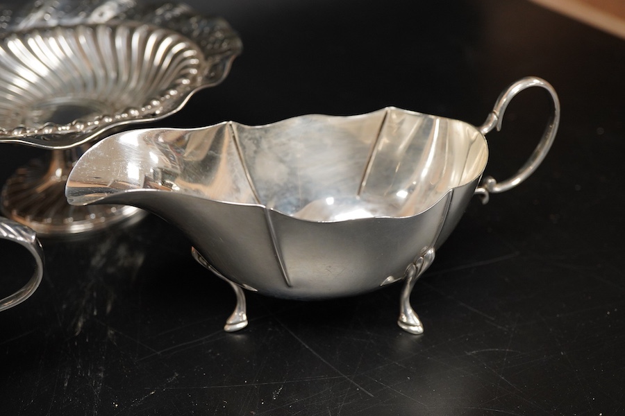 A late Victorian repousse silver bonbon dish, Kemp Bros. London, 1897, diameter 15.1cm, together with two silver sauceboats, 10oz.